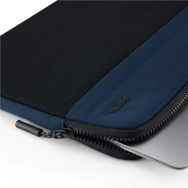 Pipetto Expand dėklas, tamsiai mėlynos spalvos – MacBook Pro 14/Air 13.6