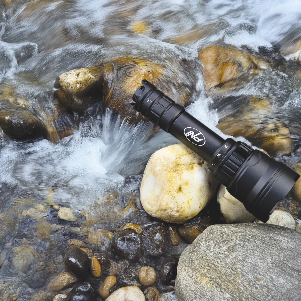 PNI Adventure F300 LED žibintuvėlis, 3 spalvos: balta, raudona, žalia, atstumas 500 m, šviesos srautas 540 lm, 18650 3000mAh baterija komplekte, baterijos įkroviklis komplekte, priartinimo ir šviesos intensyvumo reguliavimo funkcija