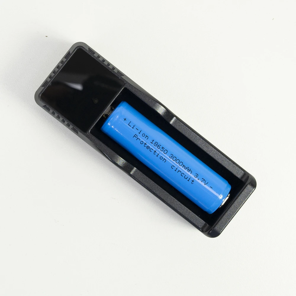 PNI Adventure F300 LED žibintuvėlis, 3 spalvos: balta, raudona, žalia, atstumas 500 m, šviesos srautas 540 lm, 18650 3000mAh baterija komplekte, baterijos įkroviklis komplekte, priartinimo ir šviesos intensyvumo reguliavimo funkcija