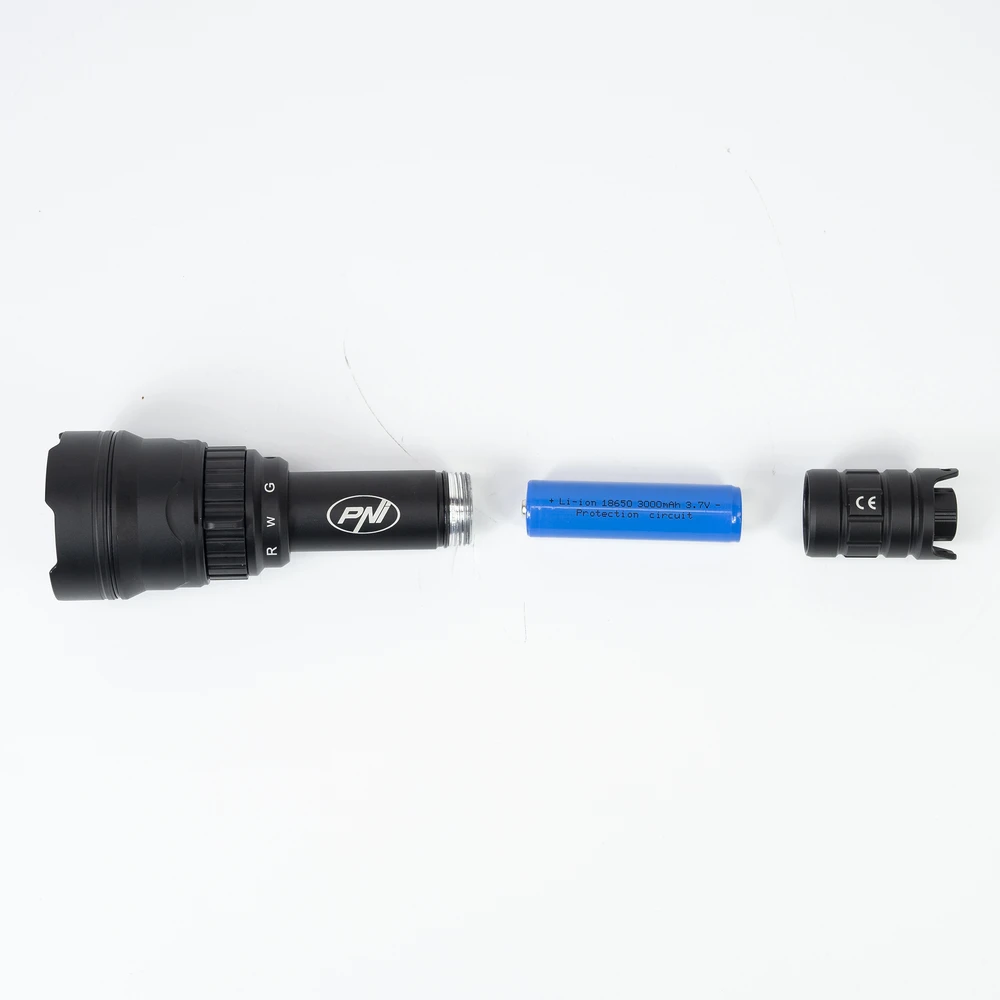 PNI Adventure F300 LED žibintuvėlis, 3 spalvos: balta, raudona, žalia, atstumas 500 m, šviesos srautas 540 lm, 18650 3000mAh baterija komplekte, baterijos įkroviklis komplekte, priartinimo ir šviesos intensyvumo reguliavimo funkcija