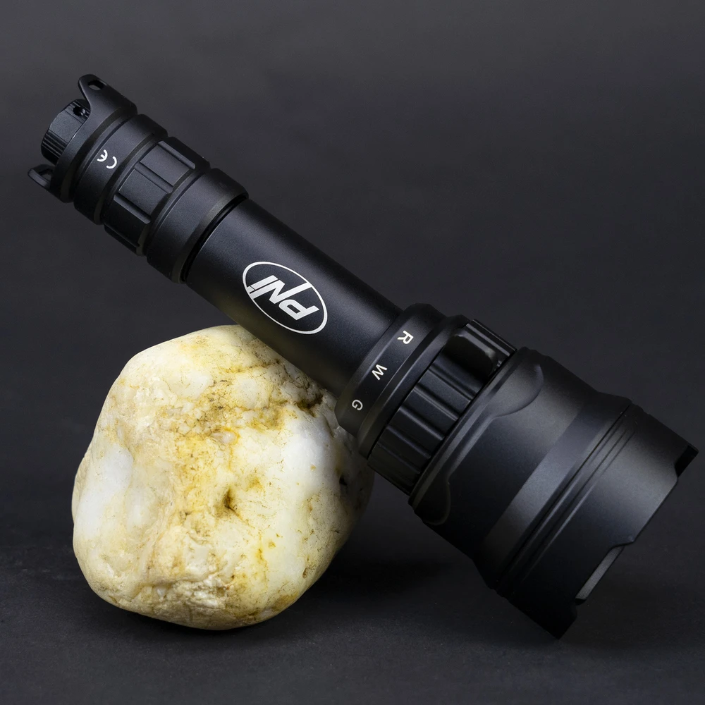 PNI Adventure F300 LED žibintuvėlis, 3 spalvos: balta, raudona, žalia, atstumas 500 m, šviesos srautas 540 lm, 18650 3000mAh baterija komplekte, baterijos įkroviklis komplekte, priartinimo ir šviesos intensyvumo reguliavimo funkcija