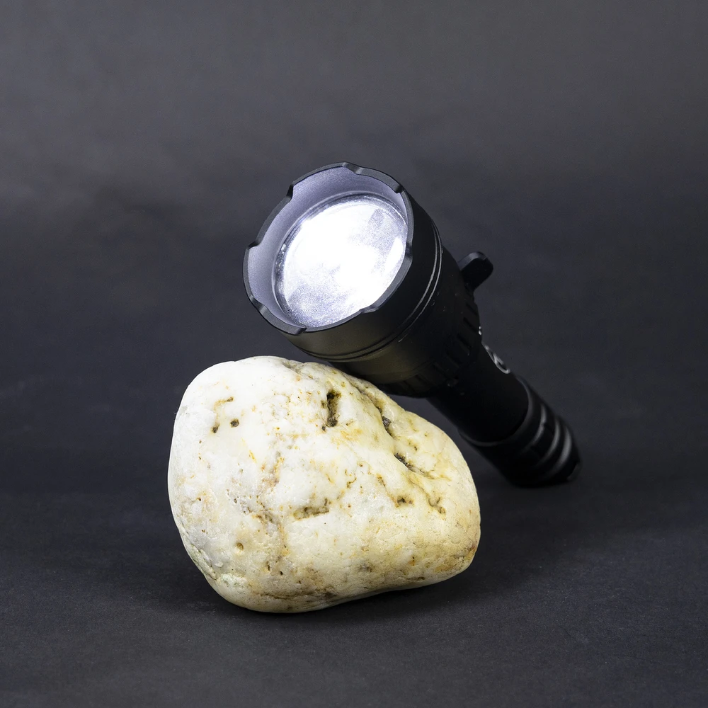 PNI Adventure F300 LED žibintuvėlis, 3 spalvos: balta, raudona, žalia, atstumas 500 m, šviesos srautas 540 lm, 18650 3000mAh baterija komplekte, baterijos įkroviklis komplekte, priartinimo ir šviesos intensyvumo reguliavimo funkcija