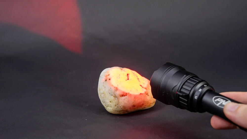 PNI Adventure F300 LED žibintuvėlis, 3 spalvos: balta, raudona, žalia, atstumas 500 m, šviesos srautas 540 lm, 18650 3000mAh baterija komplekte, baterijos įkroviklis komplekte, priartinimo ir šviesos intensyvumo reguliavimo funkcija
