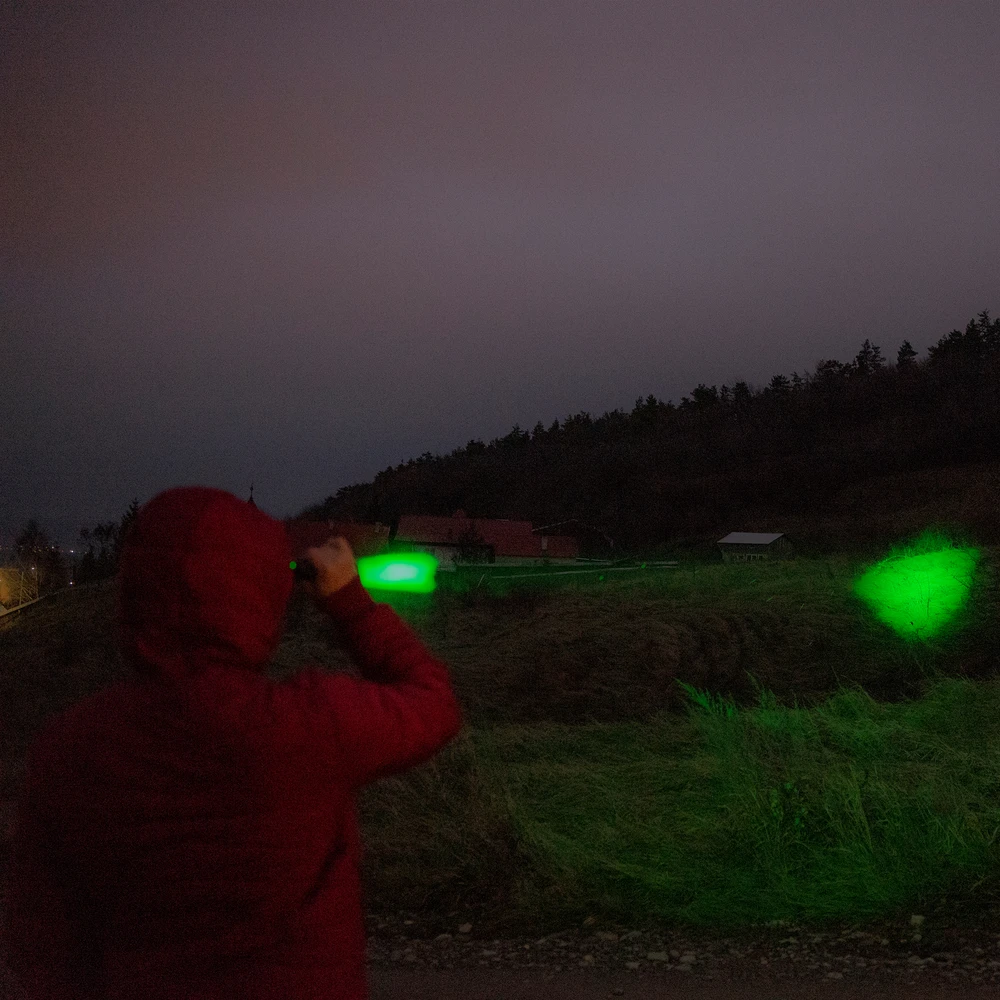 PNI Adventure F300 LED žibintuvėlis, 3 spalvos: balta, raudona, žalia, atstumas 500 m, šviesos srautas 540 lm, 18650 3000mAh baterija komplekte, baterijos įkroviklis komplekte, priartinimo ir šviesos intensyvumo reguliavimo funkcija
