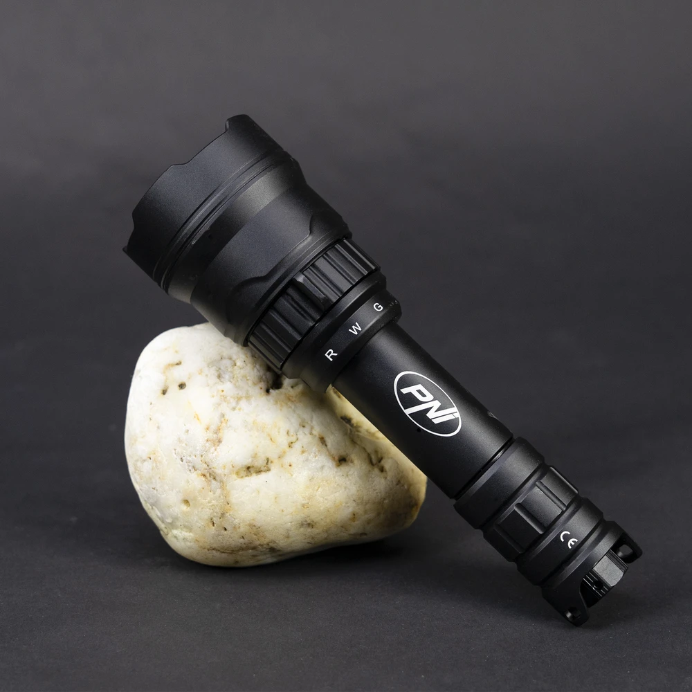 PNI Adventure F300 LED žibintuvėlis, 3 spalvos: balta, raudona, žalia, atstumas 500 m, šviesos srautas 540 lm, 18650 3000mAh baterija komplekte, baterijos įkroviklis komplekte, priartinimo ir šviesos intensyvumo reguliavimo funkcija