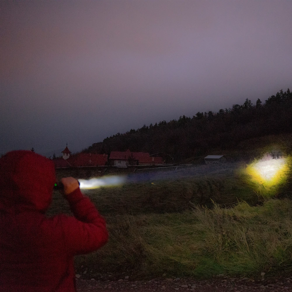 PNI Adventure F300 žibintuvėlio rinkinys su 3 spalvų LED, balta, raudona, žalia, maks. 10W, IPX6 ir pridedamu lipniu vėliavėlės laikikliu