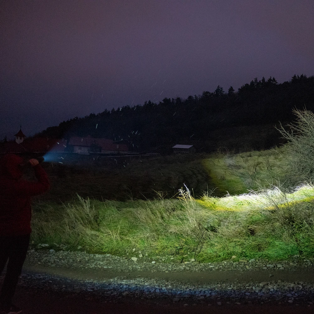 PNI Adventure F810 žibintuvėlis su 138 W LED, 3 apšvietimo lygiais ir „Turbo“ režimu, 12000 liumenų, priartinimo funkcija, iki 250 m, 5000 mAh baterija, IPX7, „Power Bank“ funkcija