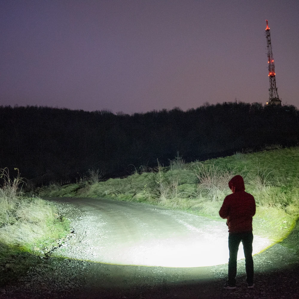 PNI Adventure F810 žibintuvėlis su 138 W LED, 3 apšvietimo lygiais ir „Turbo“ režimu, 12000 liumenų, priartinimo funkcija, iki 250 m, 5000 mAh baterija, IPX7, „Power Bank“ funkcija