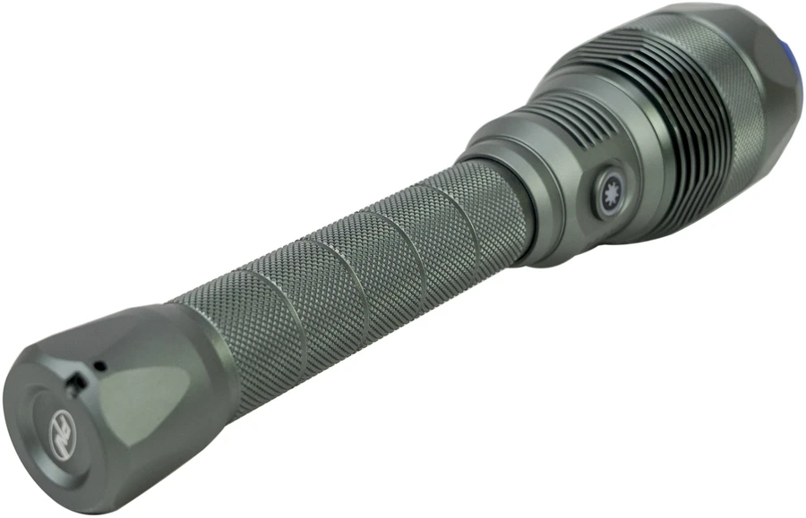PNI Adventure F810 žibintuvėlis su 138 W LED, 3 apšvietimo lygiais ir „Turbo“ režimu, 12000 liumenų, priartinimo funkcija, iki 250 m, 5000 mAh baterija, IPX7, „Power Bank“ funkcija