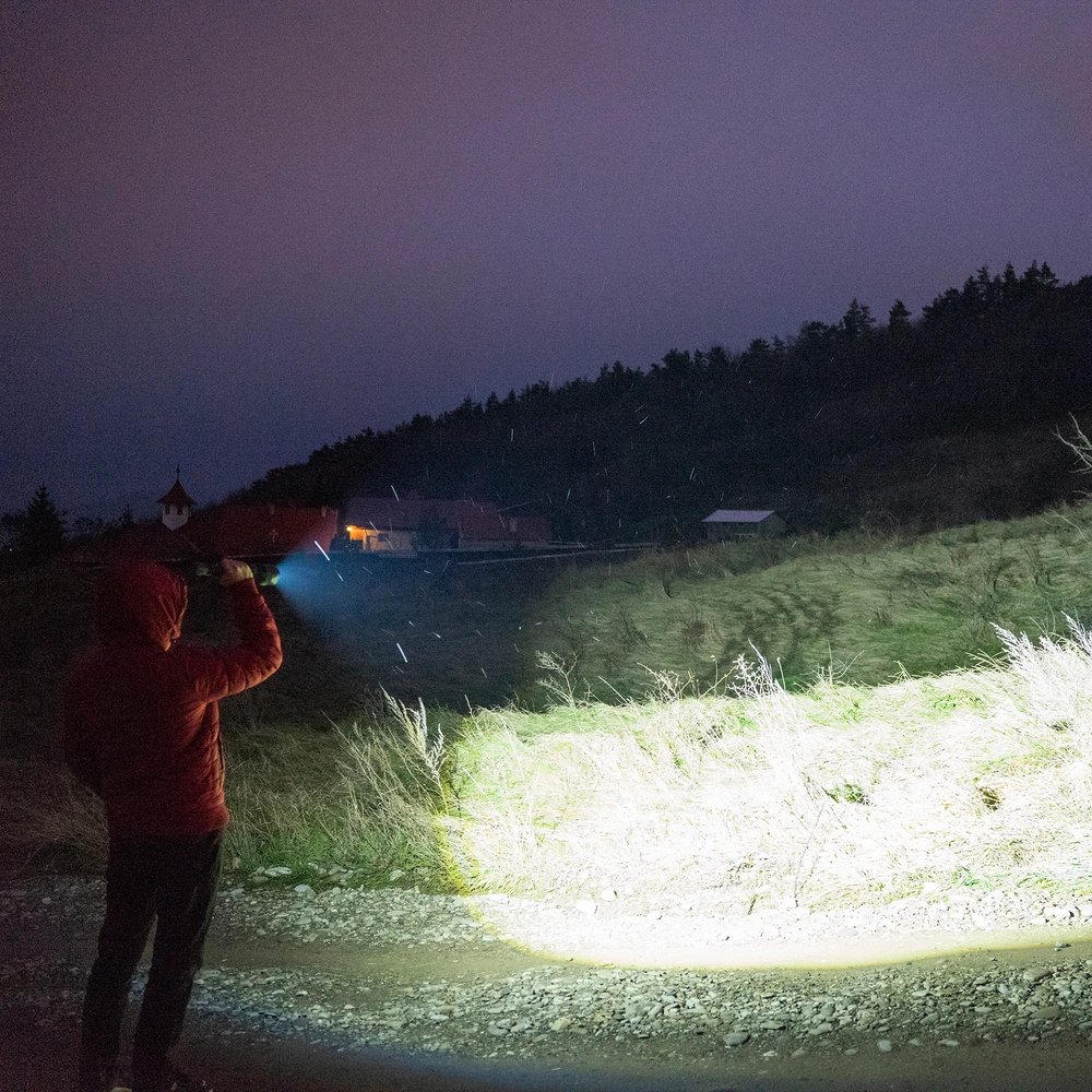 PNI Adventure F810 žibintuvėlis su 138 W LED, 3 apšvietimo lygiais ir „Turbo“ režimu, 12000 liumenų, priartinimo funkcija, iki 250 m, 5000 mAh baterija, IPX7, „Power Bank“ funkcija