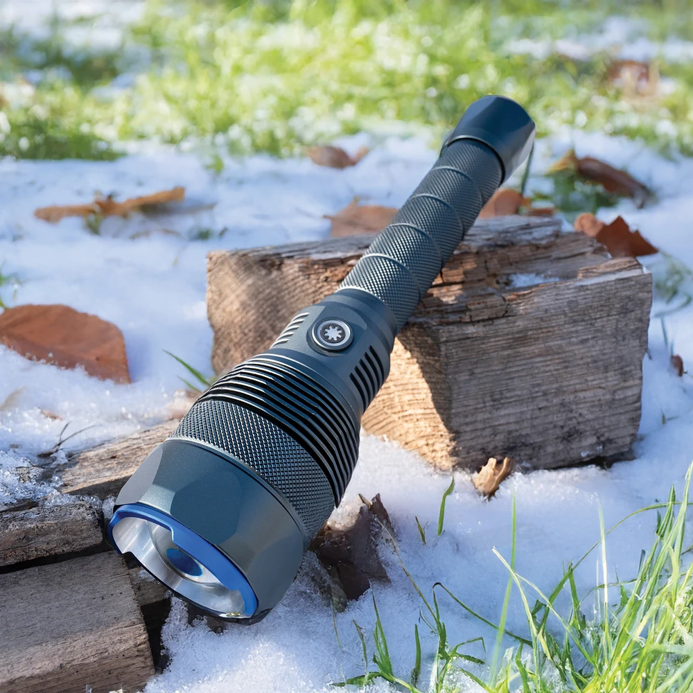 PNI Adventure F810 žibintuvėlis su 138 W LED, 3 apšvietimo lygiais ir „Turbo“ režimu, 12000 liumenų, priartinimo funkcija, iki 250 m, 5000 mAh baterija, IPX7, „Power Bank“ funkcija