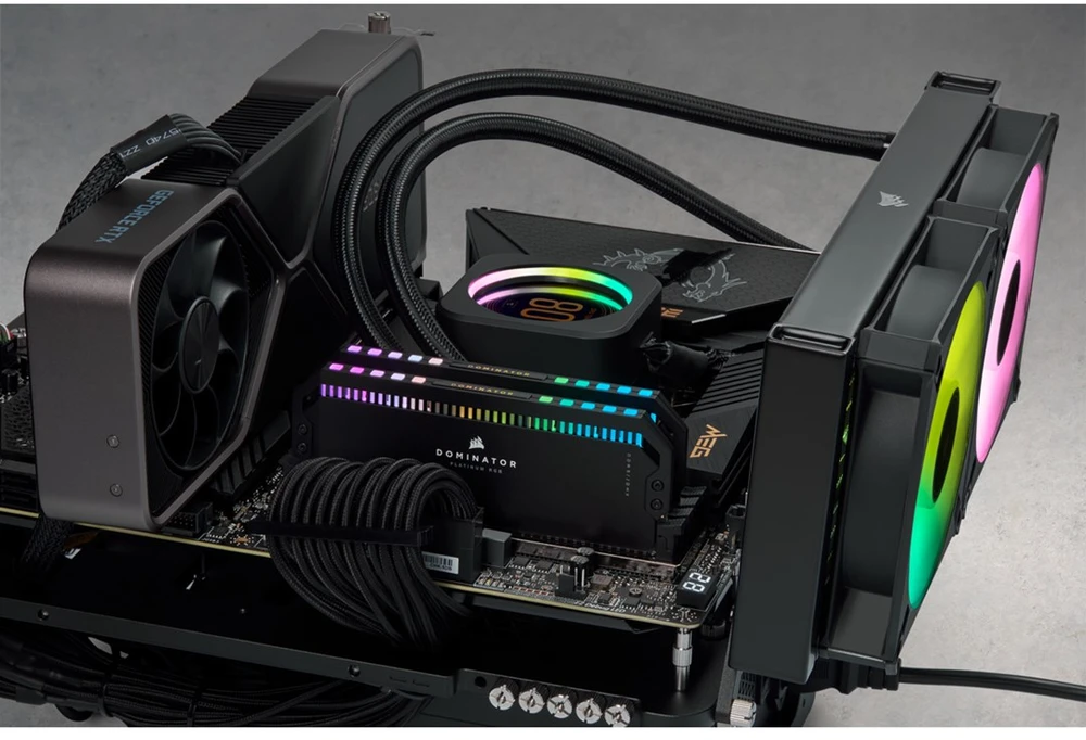 RAM 64 GB „Corsair DIMM 6600“ (2 x 32 GB) dvigubos atminties rinkinys (juodas. CMT64GX5M2B6600C32. „Dominator Platinium“. INTEL XMP)