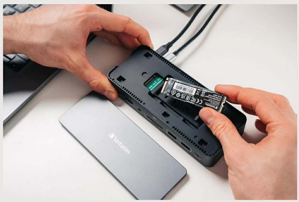 „Verbatim USB-C Pro 15w1“ 2x HDMI | 1x RJ45 | 3x USB-A | 3x USB-C | 1x SD | 1x Micro SD | 1x Audio | 1x DP | 1x SSD pilka