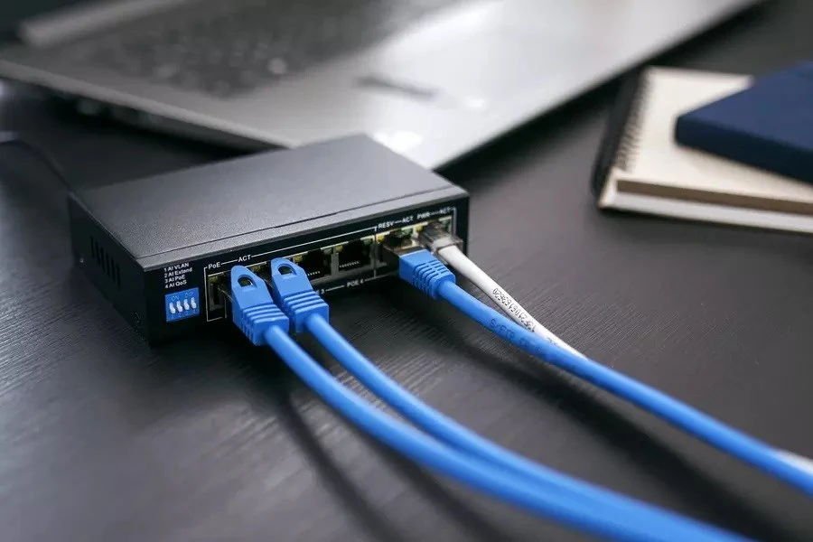 Šakotuvas EXTRALINK KRIOS 4 prievadų GbE Nevaldomas 802.3AF/AT 150 W PoE jungiklis + 1xRJ45 Up-Link