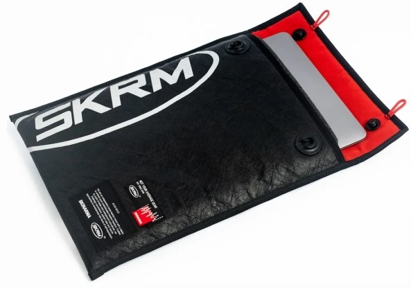 Skinarma Bag Comet laptop sleeve 14″ juodos spalvos