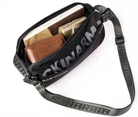 Skinarma Crossbody Bag Fardel juodos spalvos