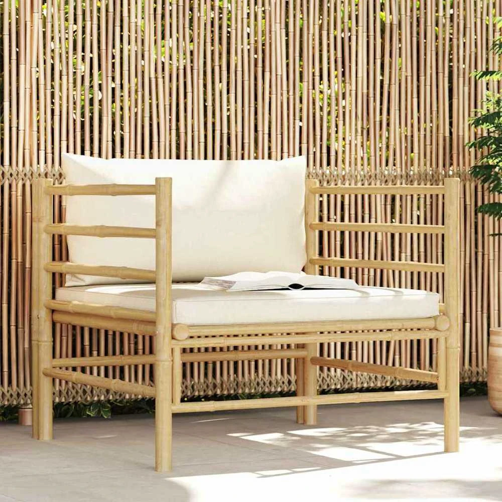 Sodo sofa su kreminėmis pagalvėlėmis, bambukas