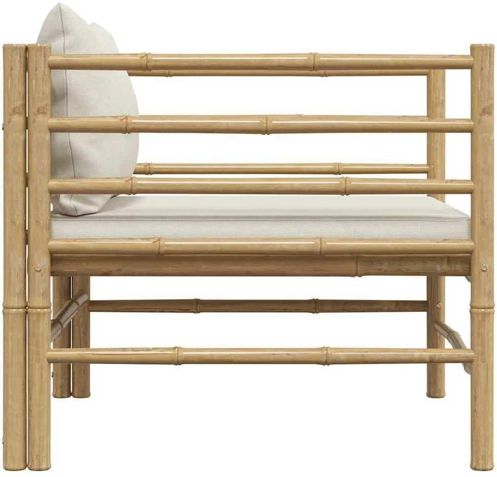 Sodo sofa su kreminėmis pagalvėlėmis, bambukas