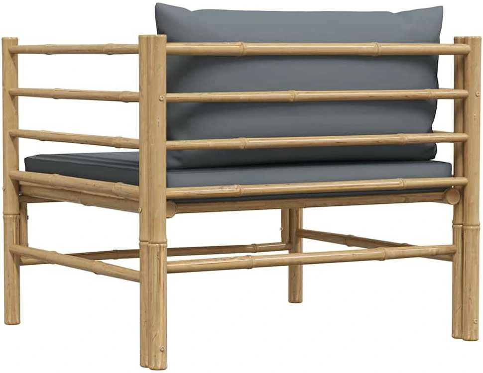 Sodo sofa su tamsiai pilkomis pagalvėlėmis, bambukas