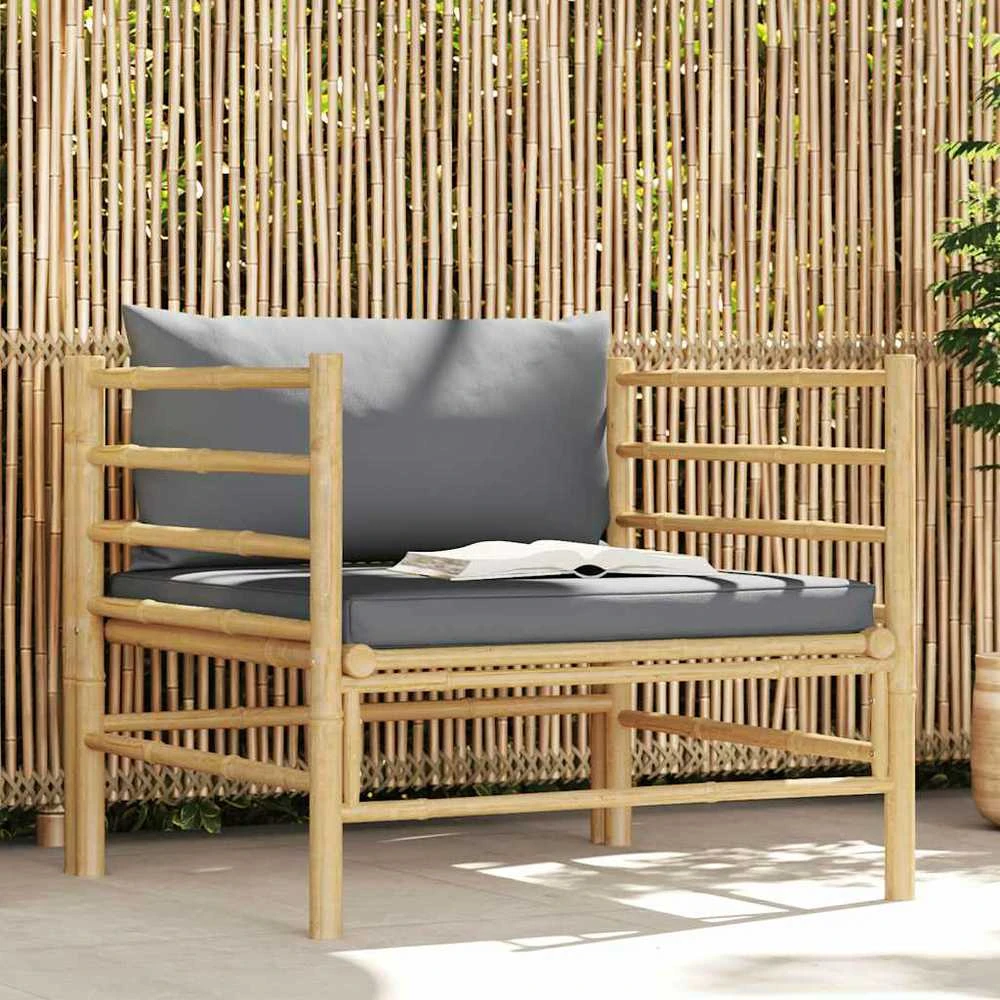 Sodo sofa su tamsiai pilkomis pagalvėlėmis, bambukas