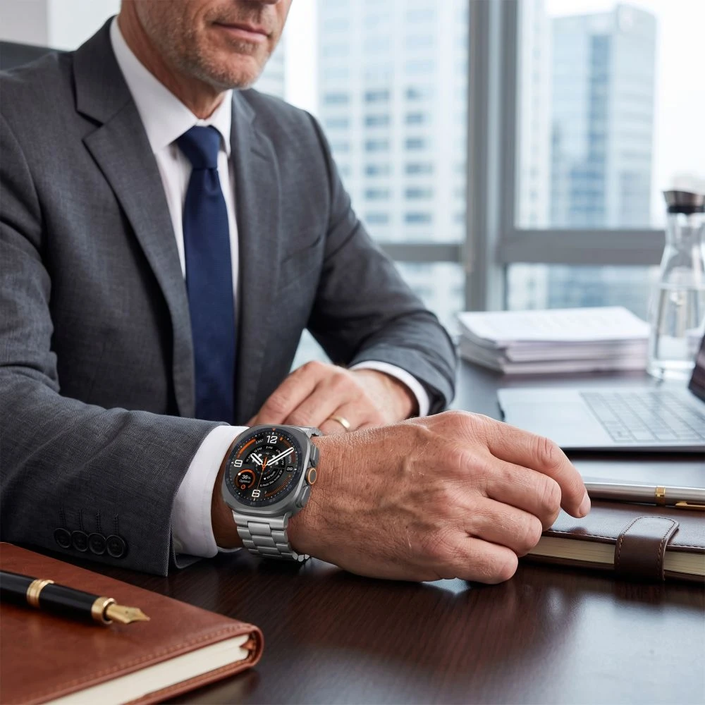 „Tech-Protect“ nerūdijančio plieno „Samsung Galaxy Watch Ultra 1 / 2“ 2024–2026 (47 mm) laikrodis su integruotu ekranu.