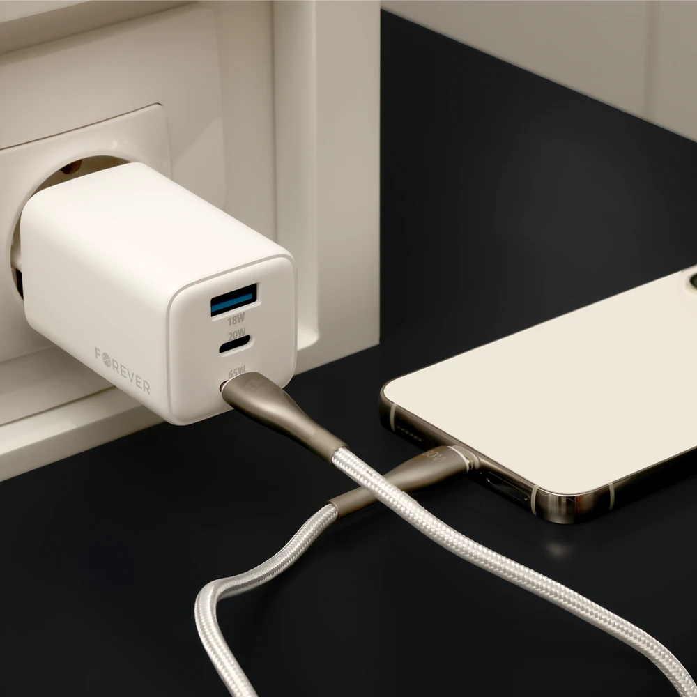 Forever TC-08-65ACC GaN PD QC įkroviklis 2x USB-C 1x USB 65W baltas