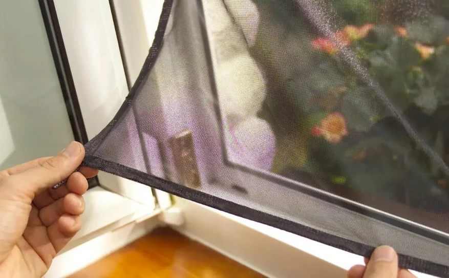 TESA TINKLAS NUO UODŲ APSAUGOS SAULĖS LANGUI 1,3 m x 1,5 m KOMFORTAS