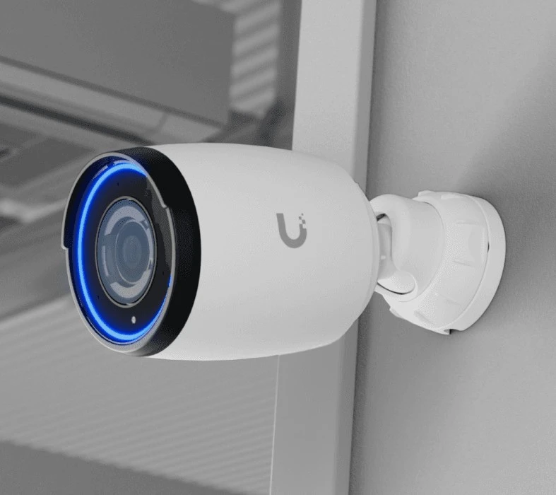 UBIQUITI AI PRO Baltas VIDAUS/LAUKO 4K POE KAMEROS SU 3X OPTINIU PRIartinimu, ILMO ATSTOVIMO IR NAKTINIU RODYMU IR PAtobulintomis DI APTIKROS GALIMYBĖMIS