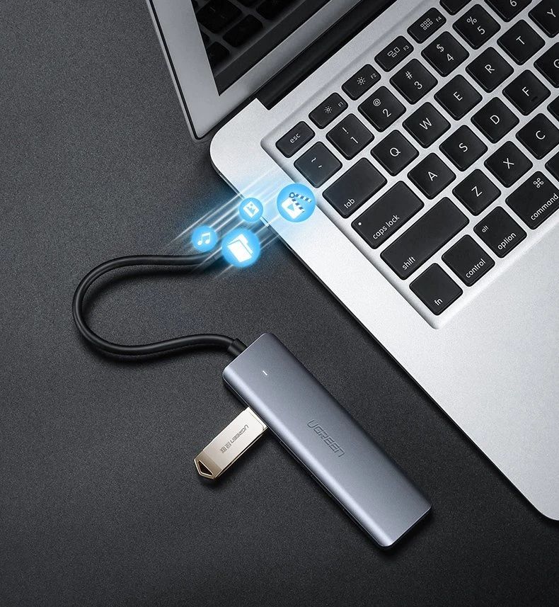 UGREEN USB šakotuvas su prijungta atmintine prie kompiuterio