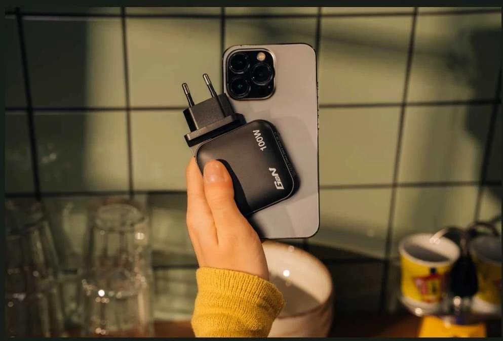 Wall Charger Verbatim Mini GaN 100W 3xUSB-C PD/1x USB-A QC juodas 32231