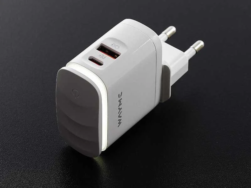 Įkroviklis USB-C/USB 240V WAYME, 25W + LED reguliuojamas apšvietimas