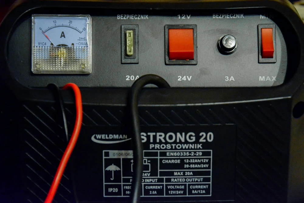 Weldman Strong 20 įkroviklio valdymo skydelis su ampermetru