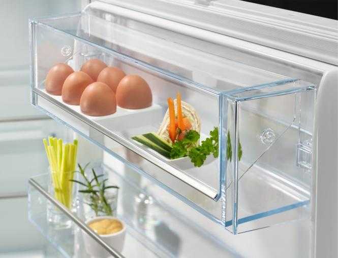 177 cm įmontuojamas šaldytuvas su šaldikliu Electrolux E8MNCC18S