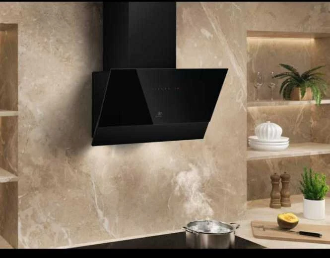 60 cm. pločio juodos spalvos prie sienos montuojamas gartraukis Electrolux LFV446K