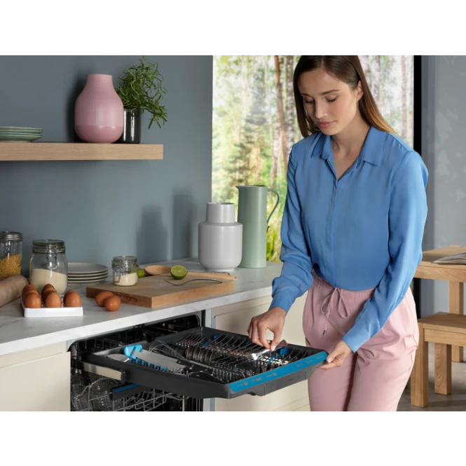 60 pločio ner.plieno spalvos laisvai statoma indaplovė Electrolux ESM48310SX
