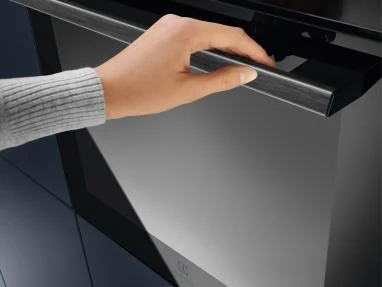 70l.talpos įmontuojama garinė juodos spalvos orkaitė Electrolux EOB8S39WZ