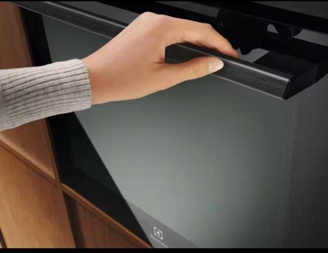 Įmontuojama elektrinė orkaitė su pirolize Electrolux EOD7P86H