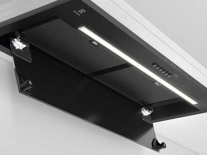 Juodos spalvos 80 cm pločio įmontuojamas gartraukis Electrolux LFG818K