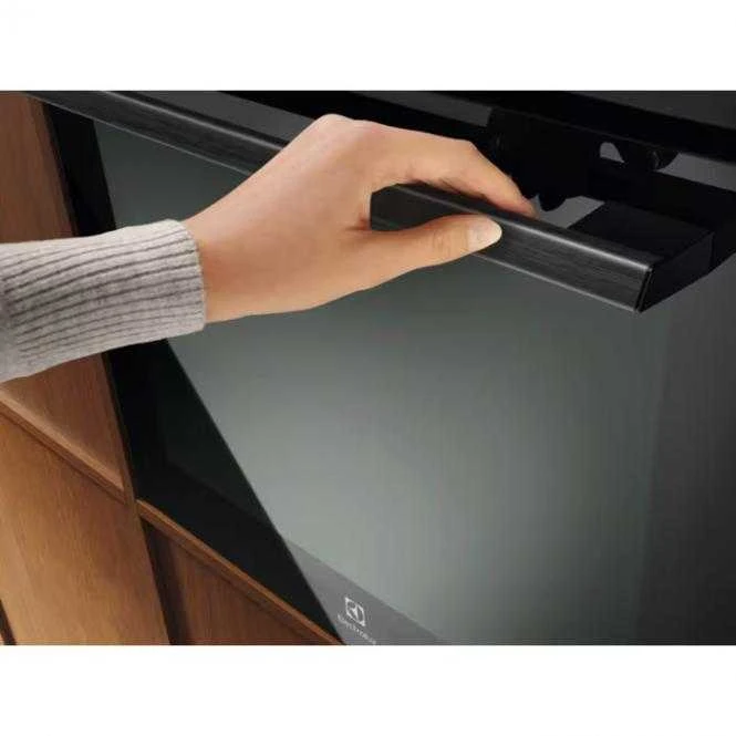 Juodos spalvos orkaitė su pirolize ir garų funkcija Electrolux LOD7P87Z