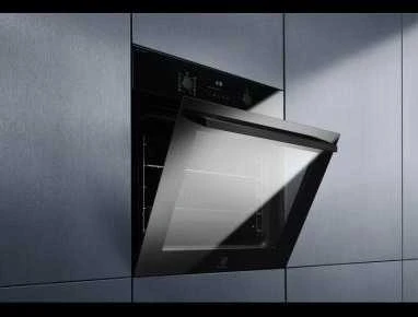Juodos spalvos orkaitė su pirolize ir garų funkcija Electrolux LOD7P87Z