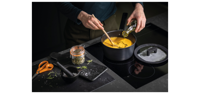 Fiskars Hard Face puodas padažams 2,5 L / 20 cm su dangčiu