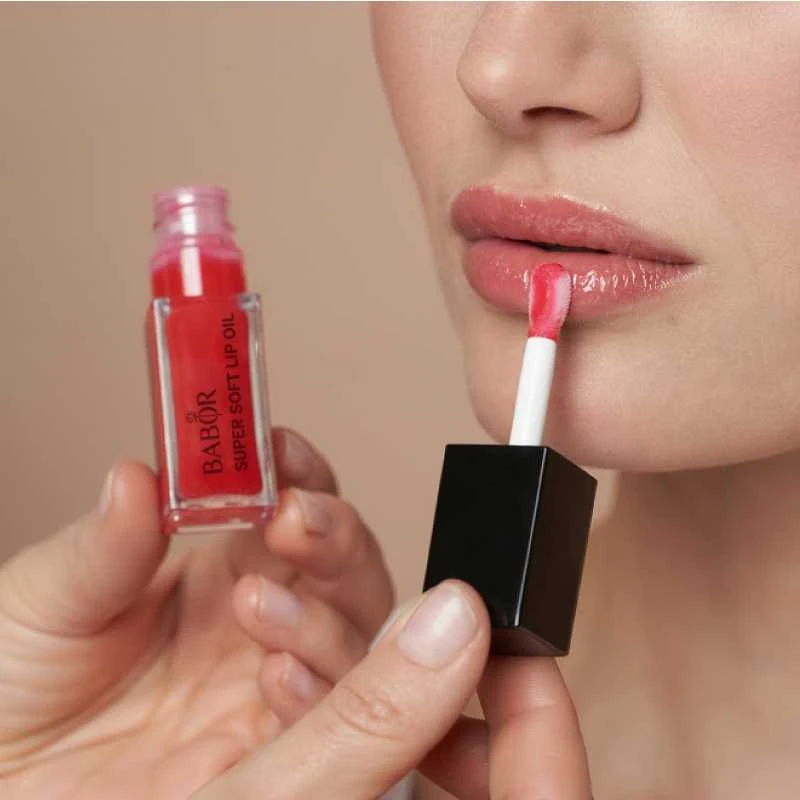 BABOR Aliejinis lūpų blizgis Super Soft Lip Oil 02 Juicy Raudona