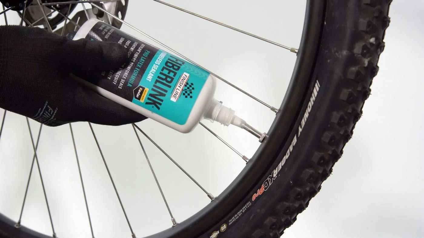 Bekamerinių padangų užpildas/hermetikas Finish Line FiberLink 240ml