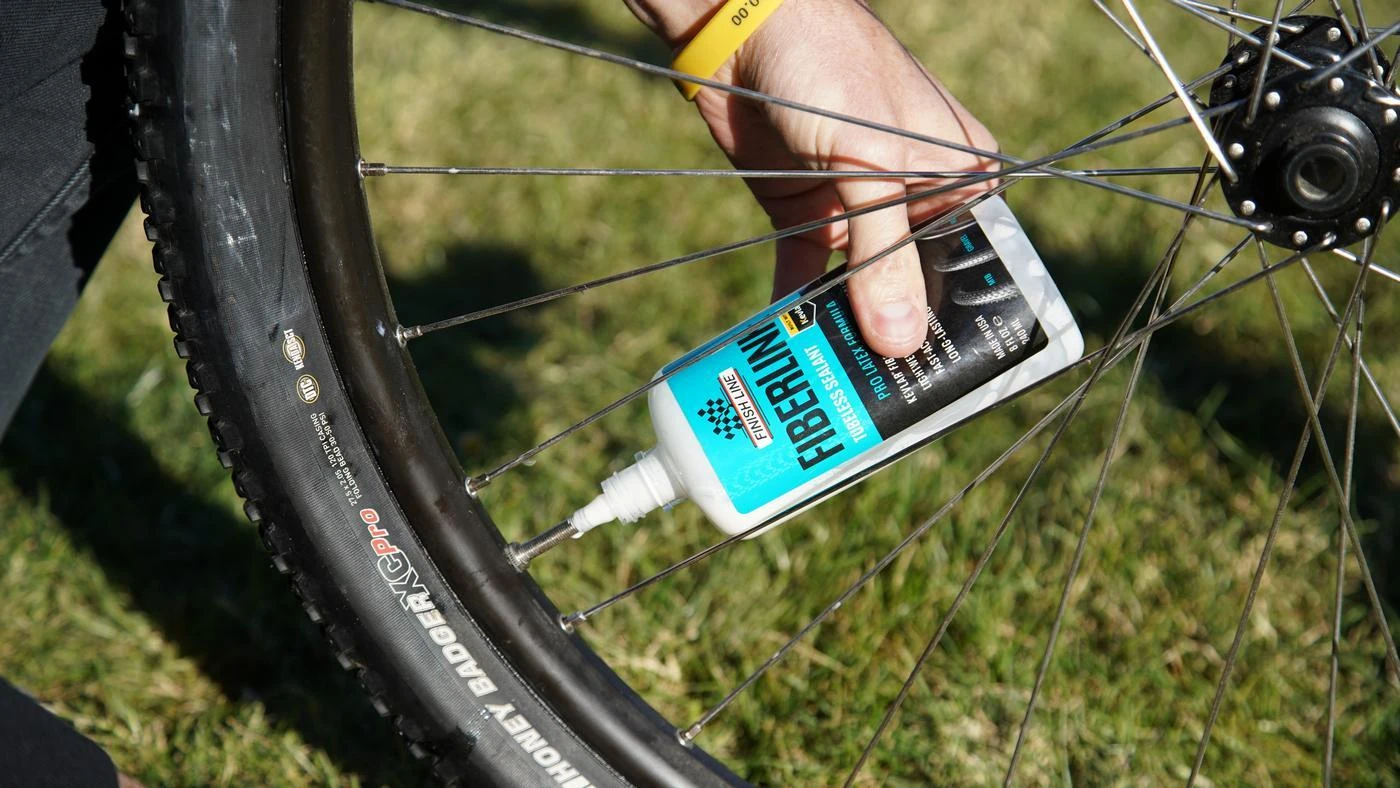 Bekamerinių padangų užpildas/hermetikas Finish Line FiberLink 240ml