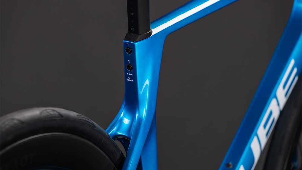 Dviratis Cube Agree C:62 EX topasblue'n'baltas 2026-56 cm (Dydis: 56 cm)