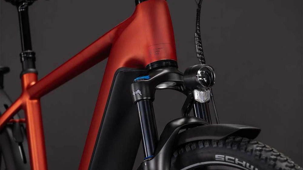 Elektrinis dviratis Cube Nuride Hybrid Pro 800 chilli'n'juodas 2026-54 cm (Dydis: 54 cm)