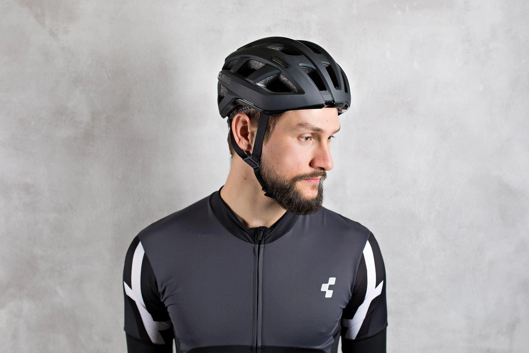 Cube Acc Šalmas Cube Road RACE juodas-L (58-62)