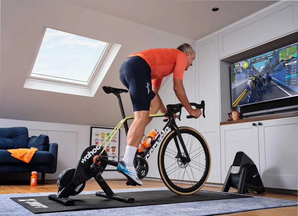 Interaktyvus dviračio treniruoklis Wahoo KICKR CORE 2 su Zwift Cog and Click sistema