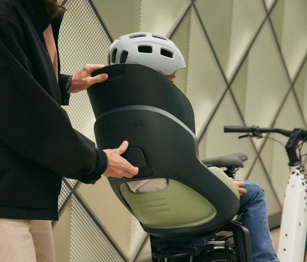 Vaikiška kėdutė Prodigee Icon ant bagažinės jade
