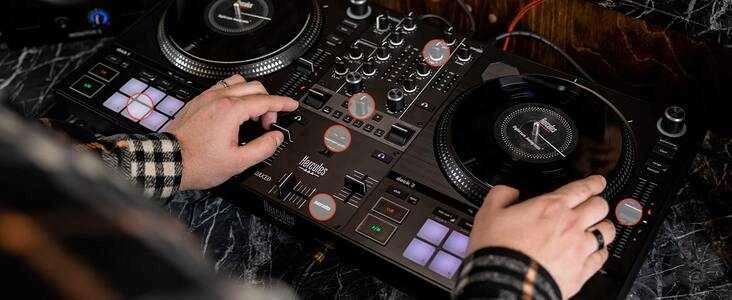 Hercules | DJControl Inpulse T7 | Garsiakalbiai | USB jungtis